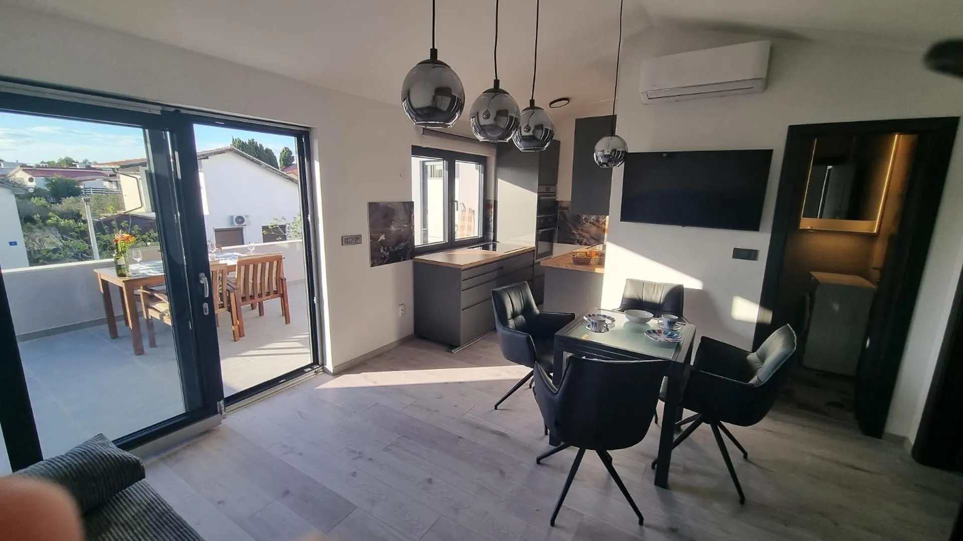 Salt And Sun Apartment Vir 0*,