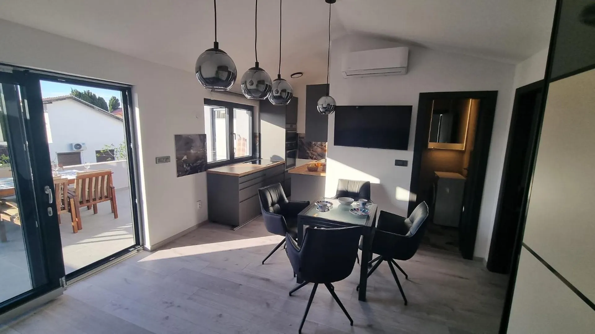 Salt And Sun Apartment Vir 0*,